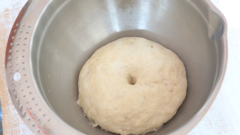 培根披萨,当面团发酵至两倍大时，用手指沾面粉，轻轻地在面条上扎个洞，面团不回缩、不塌陷即可。