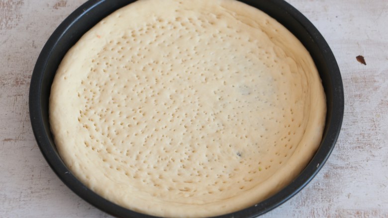 培根披萨,用叉子叉小孔。