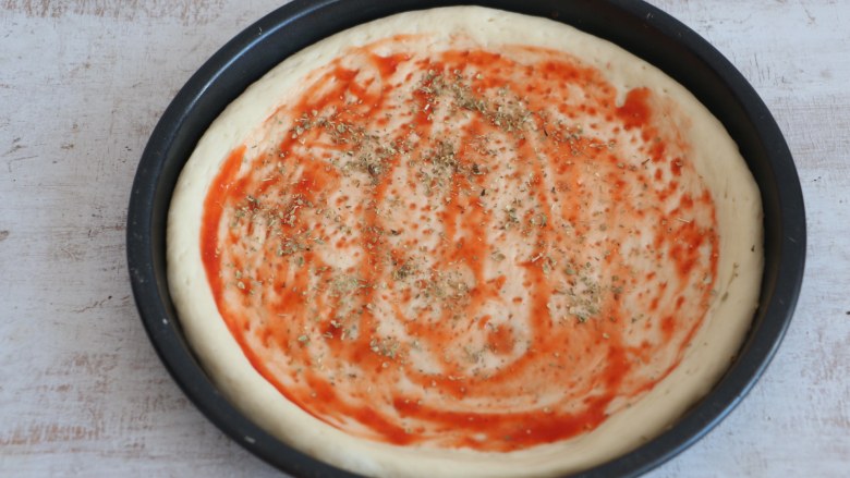 培根披萨,披萨饼底抹一层<a style='color:red;display:inline-block;' href='/shicai/ 699'>番茄酱</a>，再撒一些<a style='color:red;display:inline-block;' href='/shicai/ 3671'>披萨草</a>。