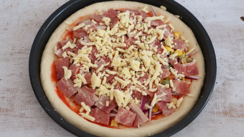 培根披萨,先薄薄的撒一层<a style='color:red;display:inline-block;' href='/shicai/ 62189'>芝士碎</a>。