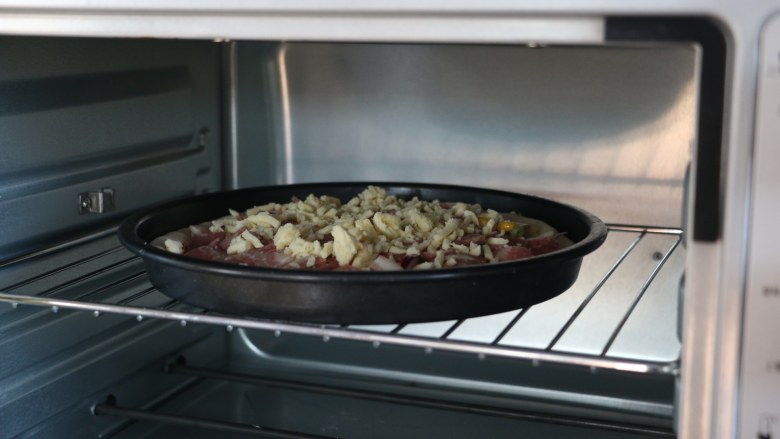 培根披萨,烤箱提前预热，180度烤15分钟。