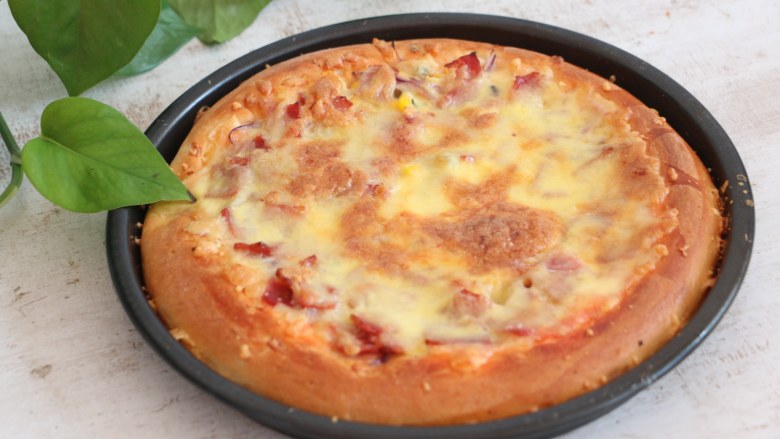 培根披萨,上色满意即可出炉。