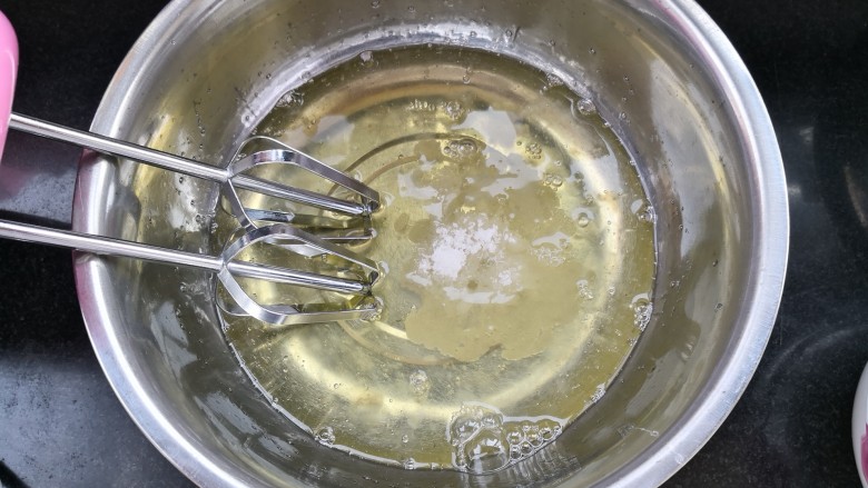 数字蛋糕,用电动打蛋器打至鱼眼泡时加入三分之一白砂糖,分三次加入打至硬性发泡