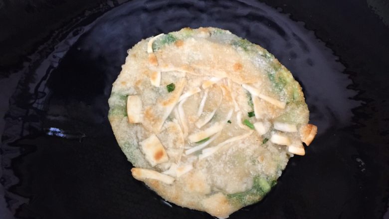 饺子皮版快手葱油饼,一面金黄,翻面
