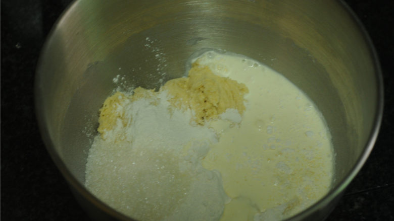 无黄油版绵软奶油紫薯面包,将发酵好的面团撕碎,放入厨师机,加入主面团里的食材,揉至出膜
