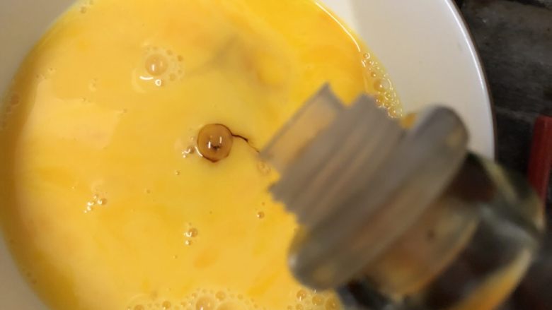 网红蛋蛋苦瓜味道的,蛋液里加半匙<a style='color:red;display:inline-block;' href='/shicai/ 692'>酱油</a>