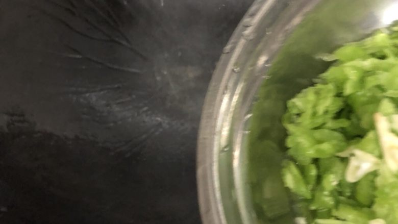 网红蛋蛋苦瓜味道的,剁碎的苦瓜蒜子放在锅里翻炒一下