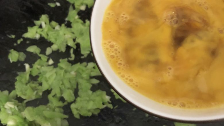 网红蛋蛋苦瓜味道的,把3/2的蛋液打圈倒上去