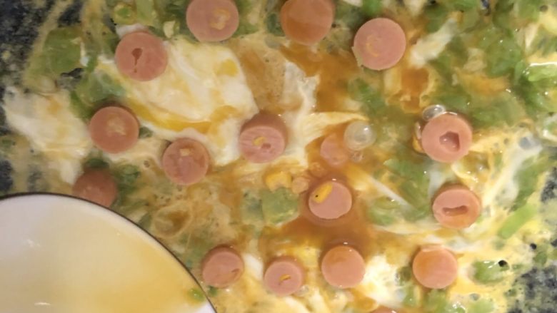 网红蛋蛋苦瓜味道的,剩下的3/1的蛋液淋上去、煮熟即可