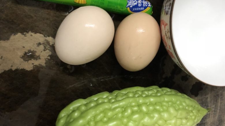 网红蛋蛋苦瓜味道的,准备好材料