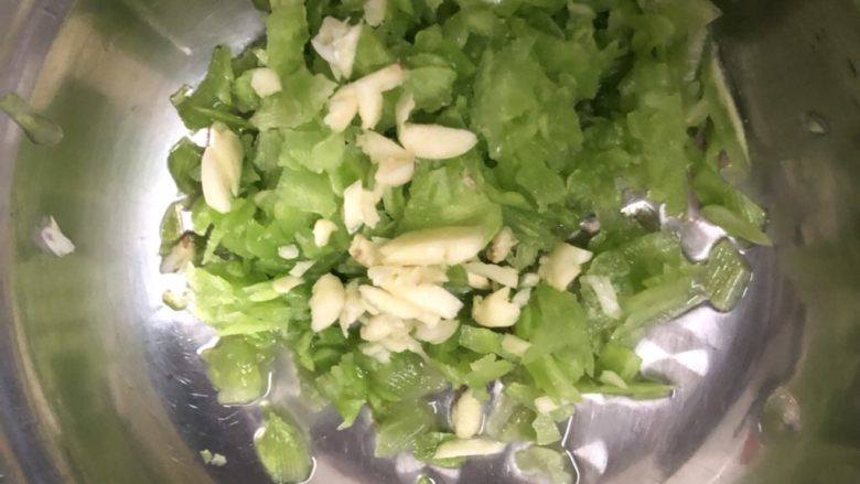 网红蛋蛋苦瓜味道的,把蒜子<a style='color:red;display:inline-block;' href='/shicai/ 55'>苦瓜</a>剁碎、建议<a style='color:red;display:inline-block;' href='/shicai/ 55'>苦瓜</a>用刨刀直接刨出来