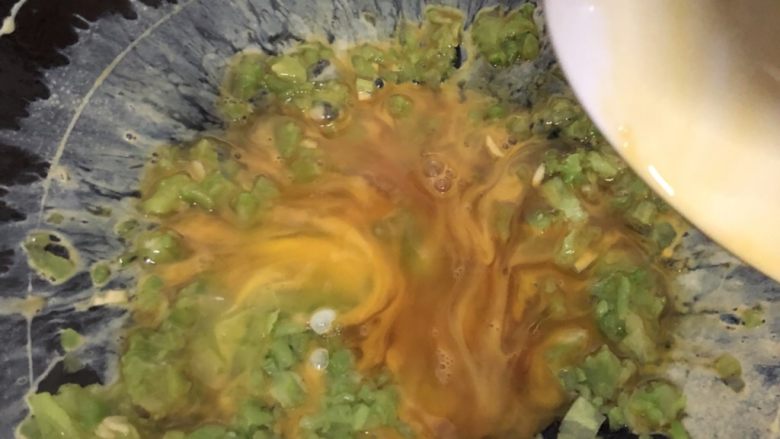 网红蛋蛋苦瓜味道的,大概这个样子、拿起锅均匀的铺平建议用小火