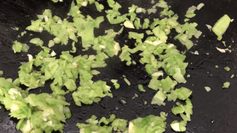 网红蛋蛋苦瓜味道的,把苦瓜碎大概的铺平一下