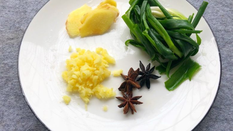 蒜泥白肉,生姜一半切片,一半切末,八角洗净,葱洗净打葱结(不要全部用掉,留几根葱叶切葱花)