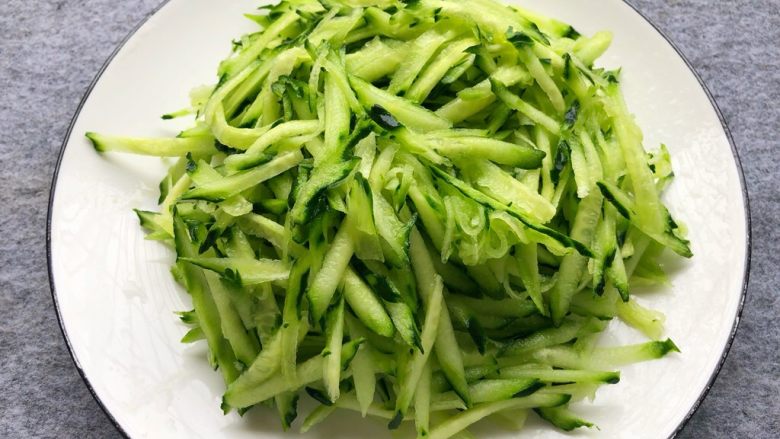 蒜泥白肉,黄瓜洗净用工具刨成丝,当然也可以用手工切丝哈
