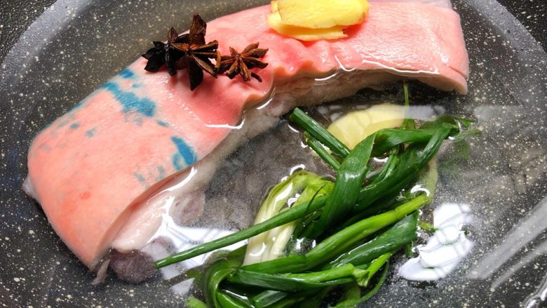 蒜泥白肉,放入葱结,八角,姜片,大火烧开,转中火煮20分钟,关火再焖10分钟