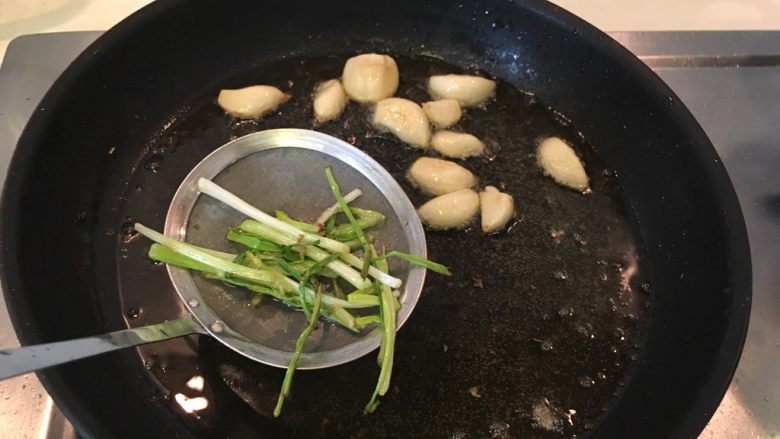 祝我生日快乐之猪脚面线,香味出来,上色即可捞起
