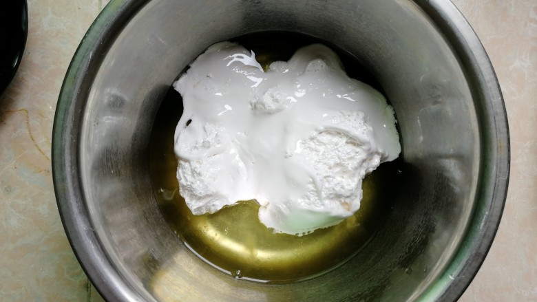 玉米戚风蛋糕,蛋清一次性加入全部量的液体棉花糖,(没有的亲可以用等量的白糖代替,用白糖的话就得分三次加入蛋清里哦),加几滴<a style='color:red;display:inline-block;' href='/shicai/ 919'>柠檬汁</a>