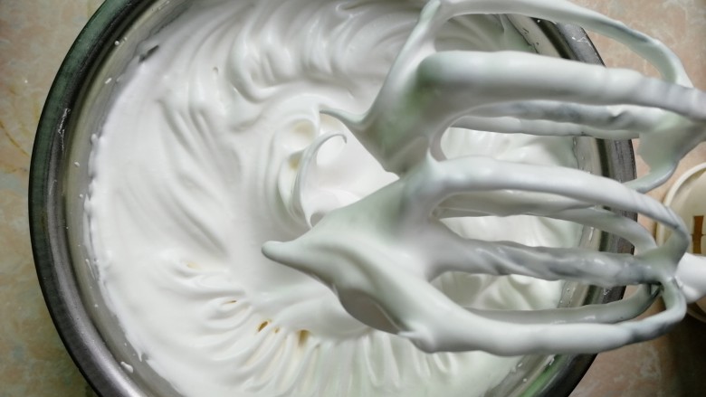 玉米戚风蛋糕,直到打到上图这样,提起打蛋器,蛋白可以立起直尖角,就可以了