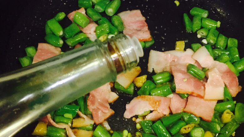 泡椒培根炒四季豆,炒至培根成熟,加入少量酱油