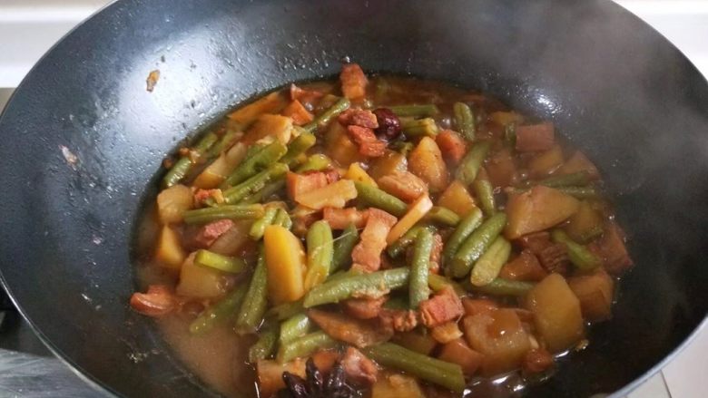 东北五花肉烩菜,一锅肉烩菜就做好了。