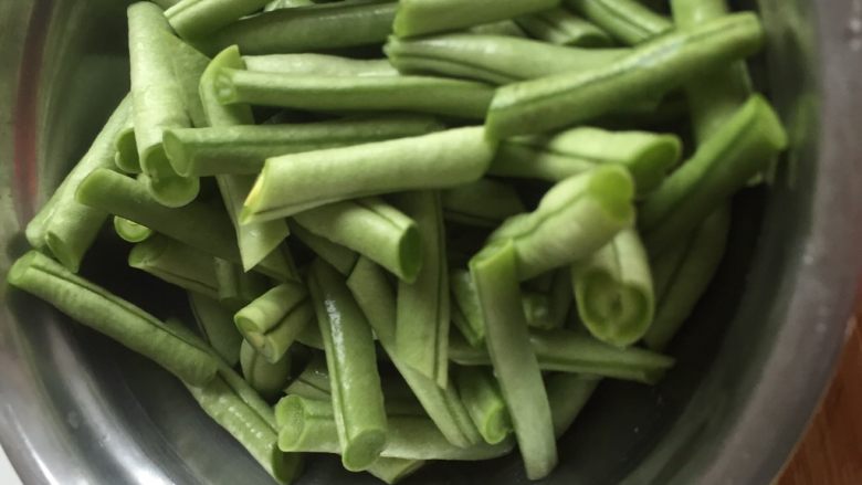 东北五花肉烩菜,豆角切成段。