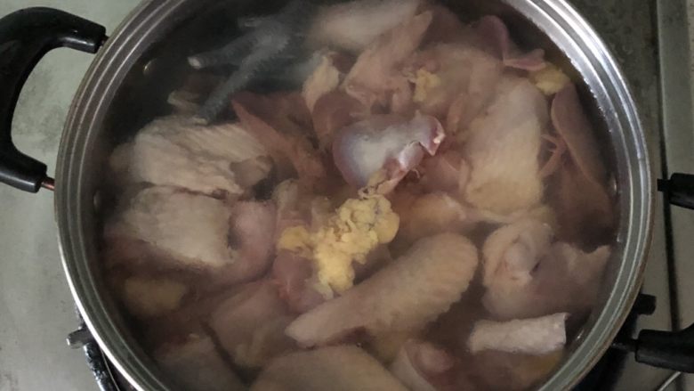 红烧仔鸡,仔鸡剁块,洗净浸泡去血水,连同凉水一起下锅烧开,立马关火捞出沥干备用。