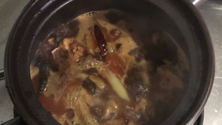 红烧仔鸡,我喜欢用砂锅炖,更容易熟烂,肉质细嫩鲜美,不过砂锅不耗水,要少放一点汤汁哦!
小火炖20分钟左右,放适量盐调味,转大火收汁即可,或是倒出来放炒锅收汁更快