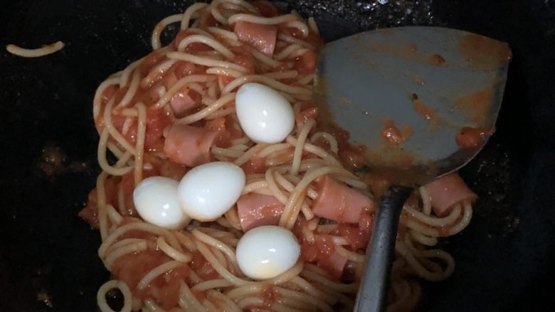 万箭穿肠意面(串肠意面),放入鹌鹑蛋拌匀即可