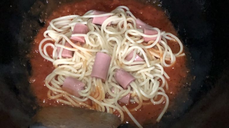 万箭穿肠意面(串肠意面),放入煮好得意面,拌匀