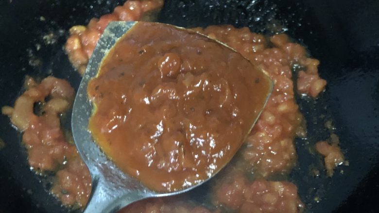 万箭穿肠意面(串肠意面),放入意面酱,翻炒均匀即可关火