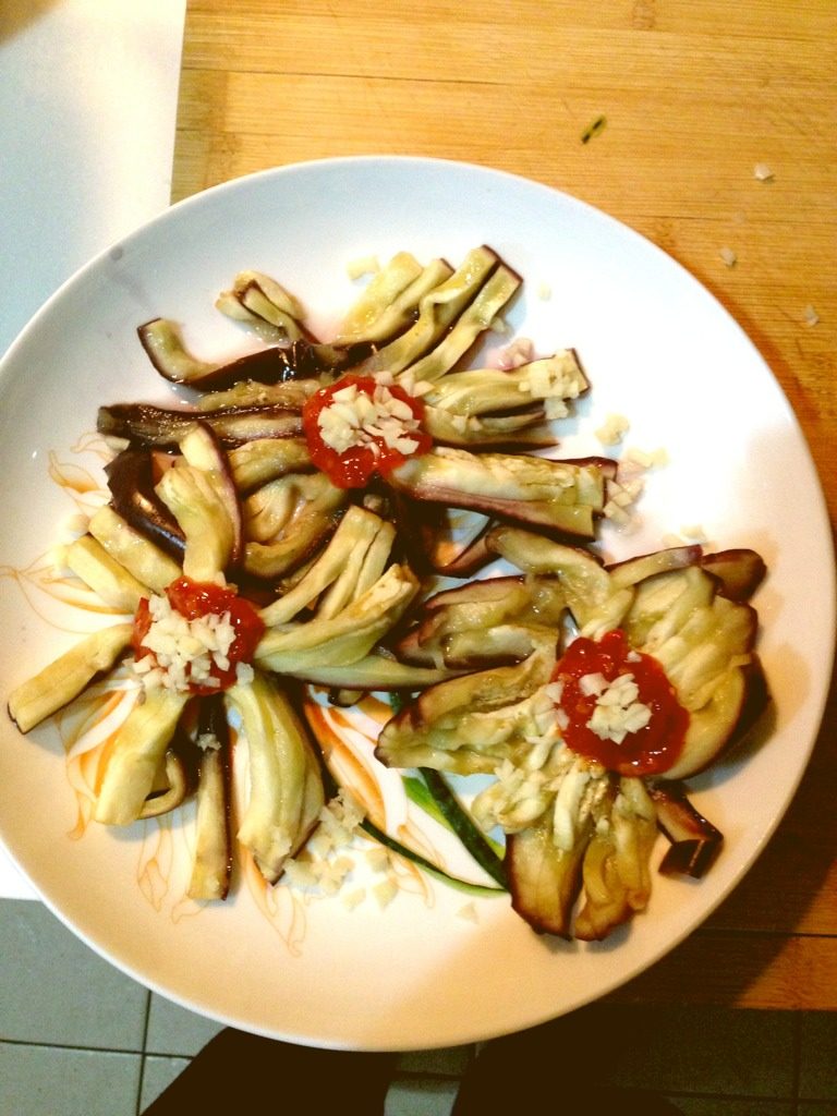 菊花茄子,在蒜末上淋出香味。完工!