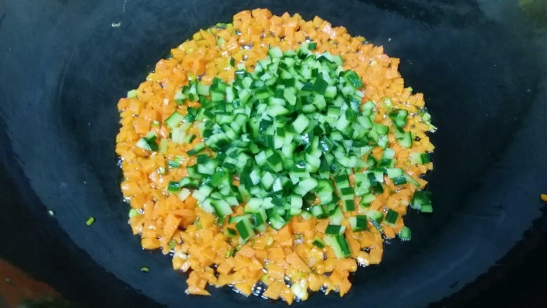 爱的蛋包饭,下入黄瓜丁翻炒均匀。