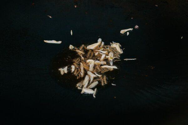 牛肉炒时蔬,热锅放油,放姜蒜,炒香。