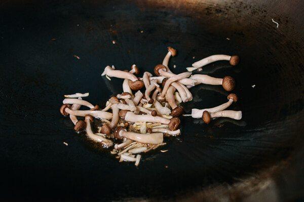 牛肉炒时蔬,加入蘑菇,翻炒10秒就可以加入绍兴黄酒了。