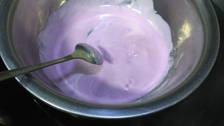 少女心巧克力棒棒糖蛋糕,巧克力隔水融化,先把纸棍一头沾一点巧克力塞入棒棒糖蛋糕底部正中间位置,等几秒中以后就起到固定的作用啦,然后用一个小勺舀巧克力液淋到蛋糕上,动作要快,不然天气冷巧克力很快就又凝固了,蛋糕表面巧克力还没完全凝固时撒上彩色糖珠和糖针装饰