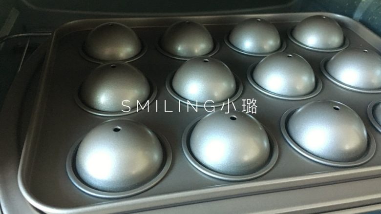少女心巧克力棒棒糖蛋糕,盖上盖子,送进预热好的烤箱,上下火165度烤25分钟