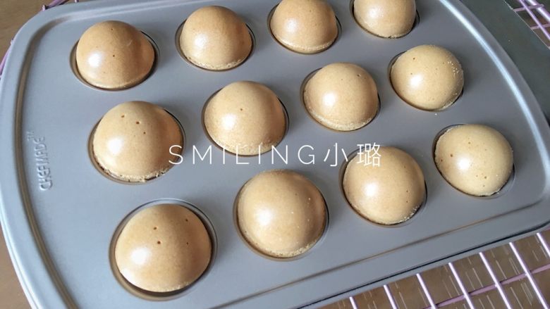 少女心巧克力棒棒糖蛋糕,烤好取出来晾凉,脱模