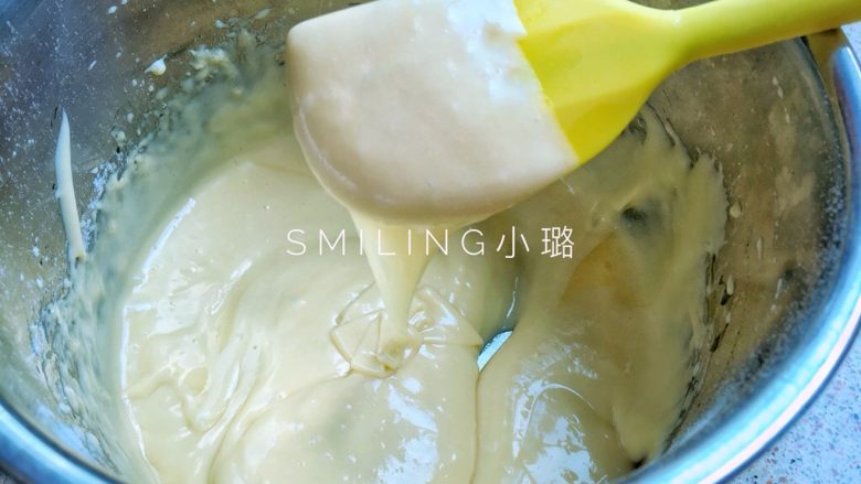 少女心巧克力棒棒糖蛋糕,用刮刀十字法拌匀,面糊成顺滑状态,但是不要拌太久