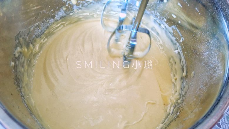 少女心巧克力棒棒糖蛋糕,用刮刀稍微拌匀,再用电动打蛋器低速搅打至没有干粉和颗粒