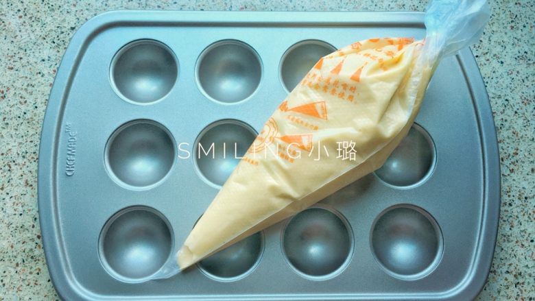 少女心巧克力棒棒糖蛋糕,蛋糊装入裱花袋,再剪一个小口子,宁小勿大,口子大了不好控制
