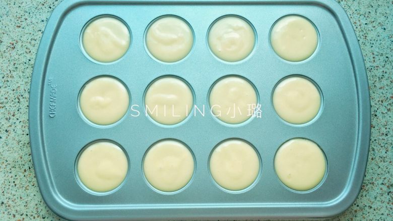 少女心巧克力棒棒糖蛋糕,蛋糊挤入学厨12连棒棒糖模具中,不用太满,然后拿起来震几下模具震出大气泡