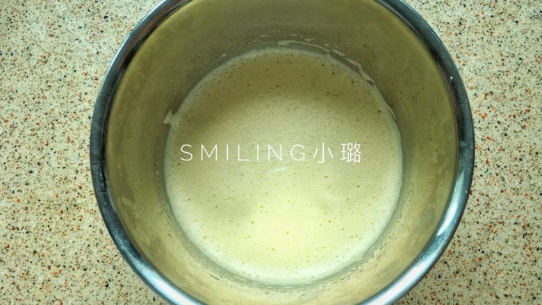 少女心巧克力棒棒糖蛋糕,再用打蛋器搅拌均匀