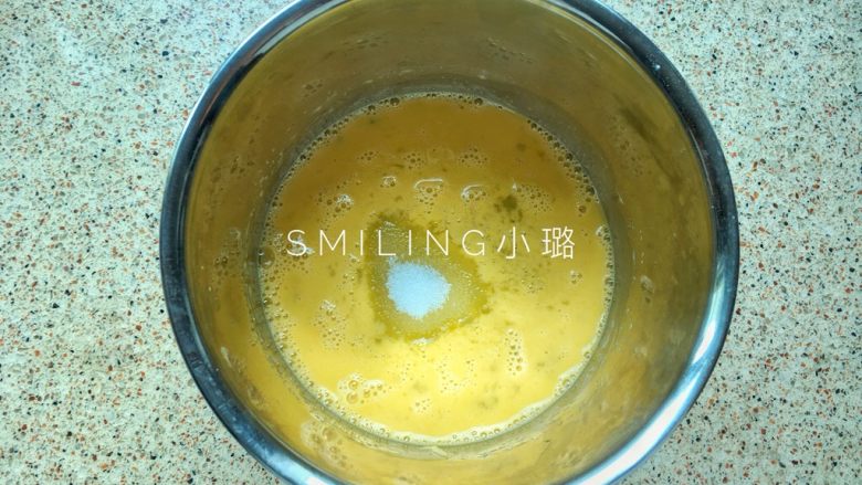 少女心巧克力棒棒糖蛋糕,用打蛋器打散,分两次加入细砂糖
