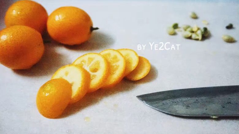 金桔柠檬酱 清新一夏天,金桔去蒂,切片,去籽。