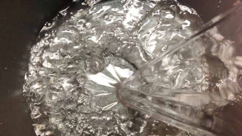 马蹄糕,另取一个锅,放入1000g水