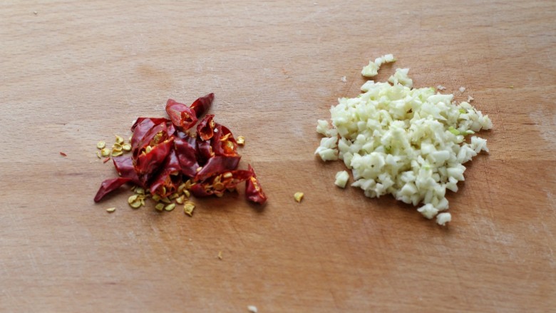 菠菜拌粉丝,红干椒切小段,<a style='color:red;display:inline-block;' href='/shicai/ 2794'>大蒜</a>剁成蒜末备用