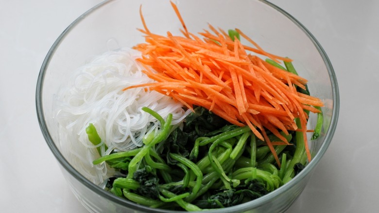 菠菜拌粉丝,将菠菜、粉丝和胡萝卜丝一起放入容器中,粉丝剪短一点