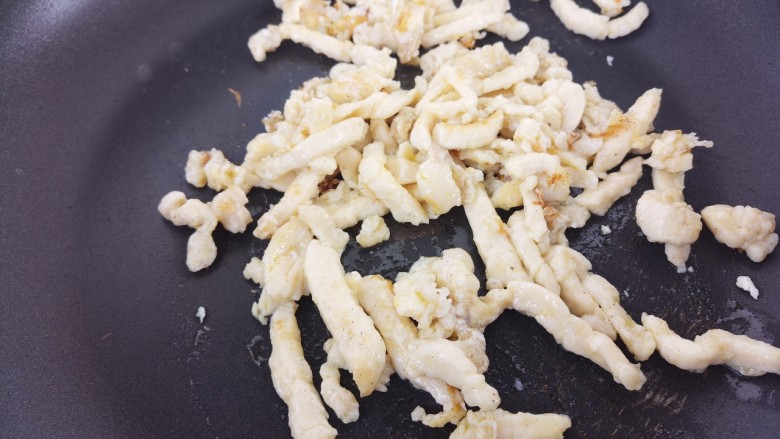 鱼香鸡肉丝,把鸡肉丝放进去炒,炒熟盛出来