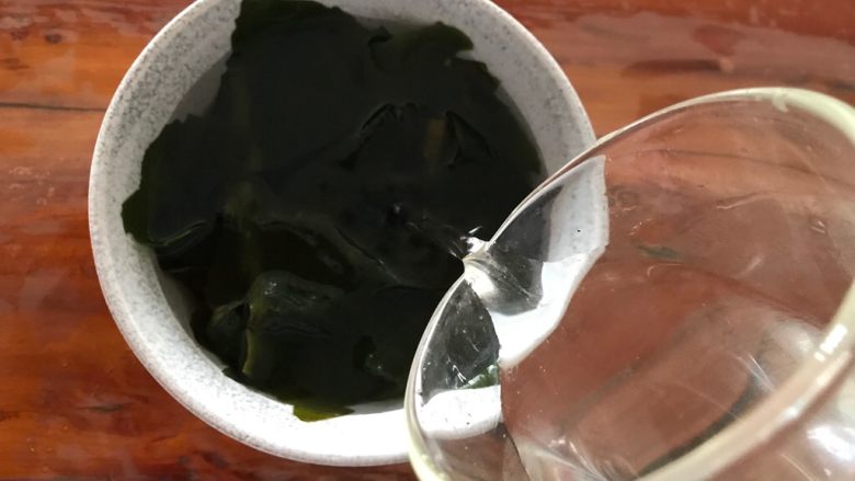 裙带笋丝,浸泡裙带菜的水不够了就要及时添加,裙带菜要充分浸泡,大约10分钟左右